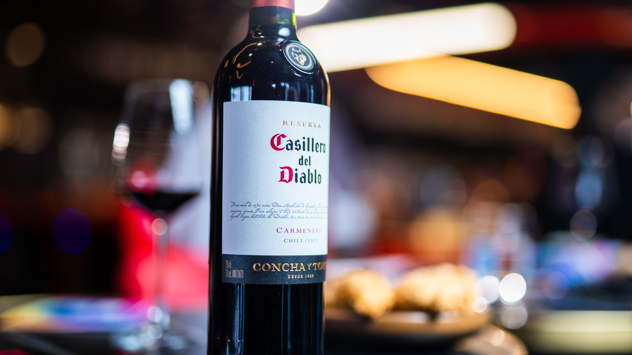 HYDE junto a Casillero del Diablo