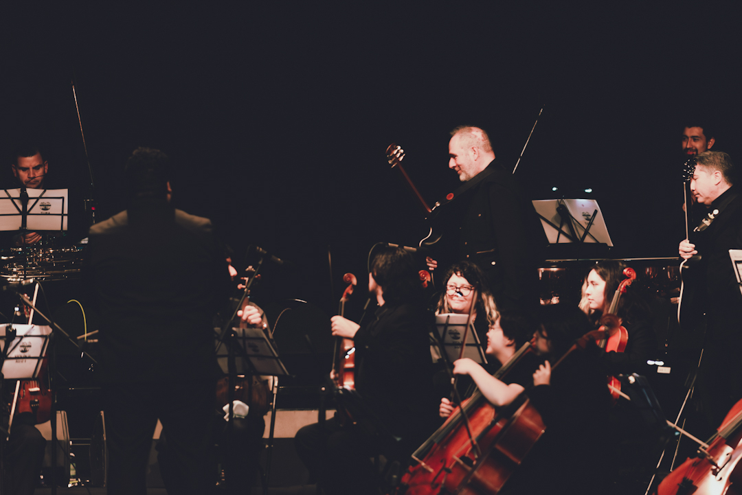 The League of Crafty Guitarists & Orquesta de Cámara de Santiago