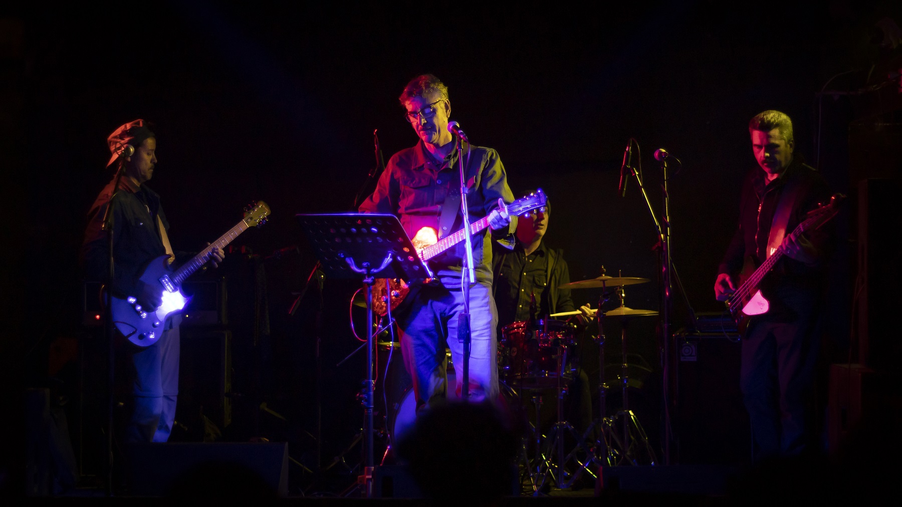 González y Los Asistentes - Casa de Salud