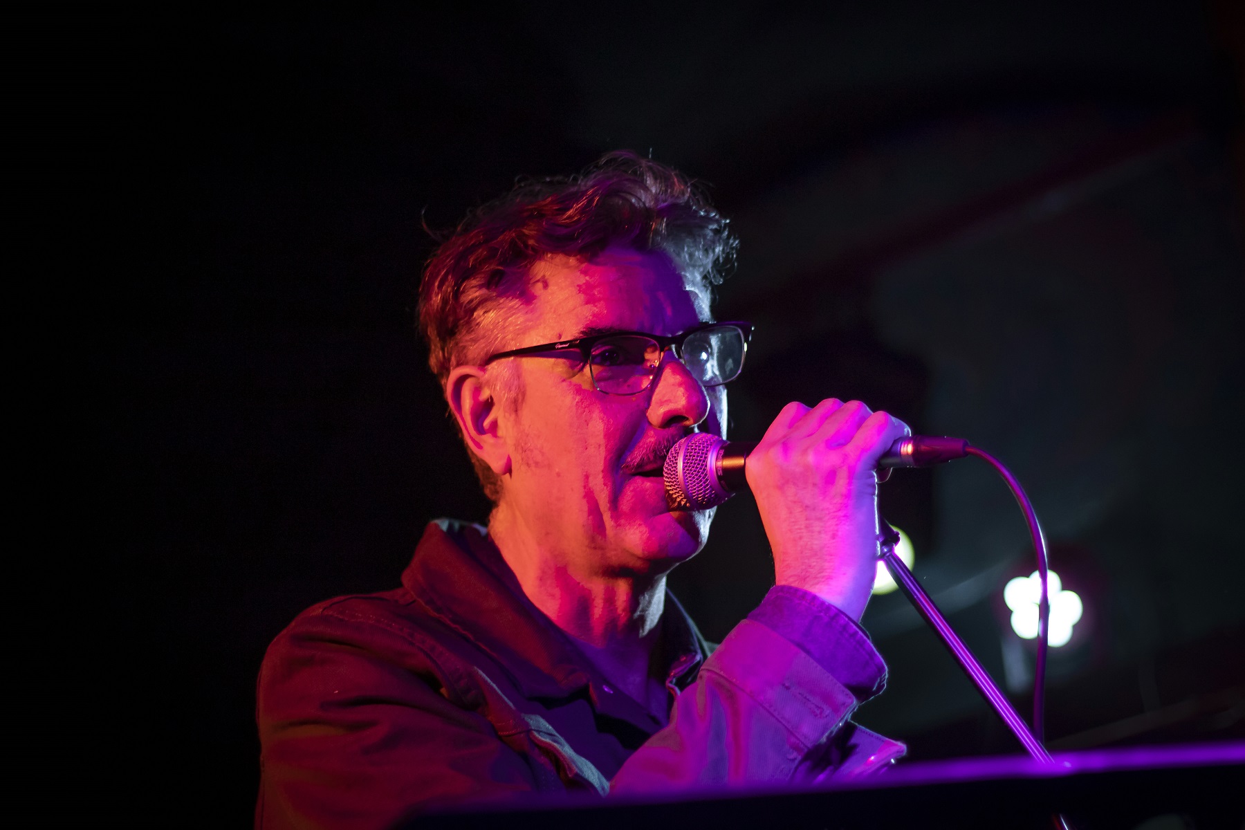 González y Los Asistentes - Casa de Salud