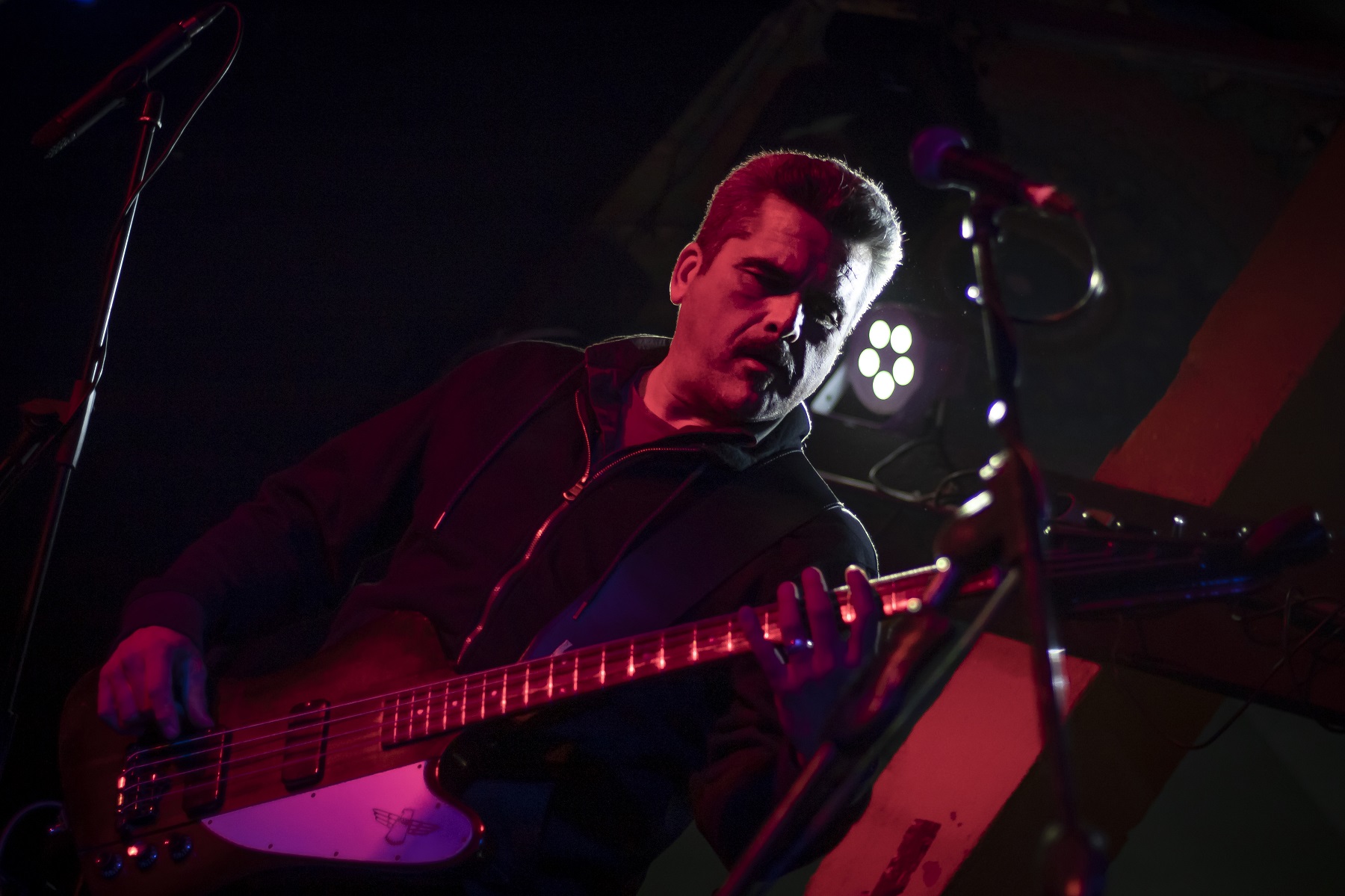 González y Los Asistentes - Casa de Salud