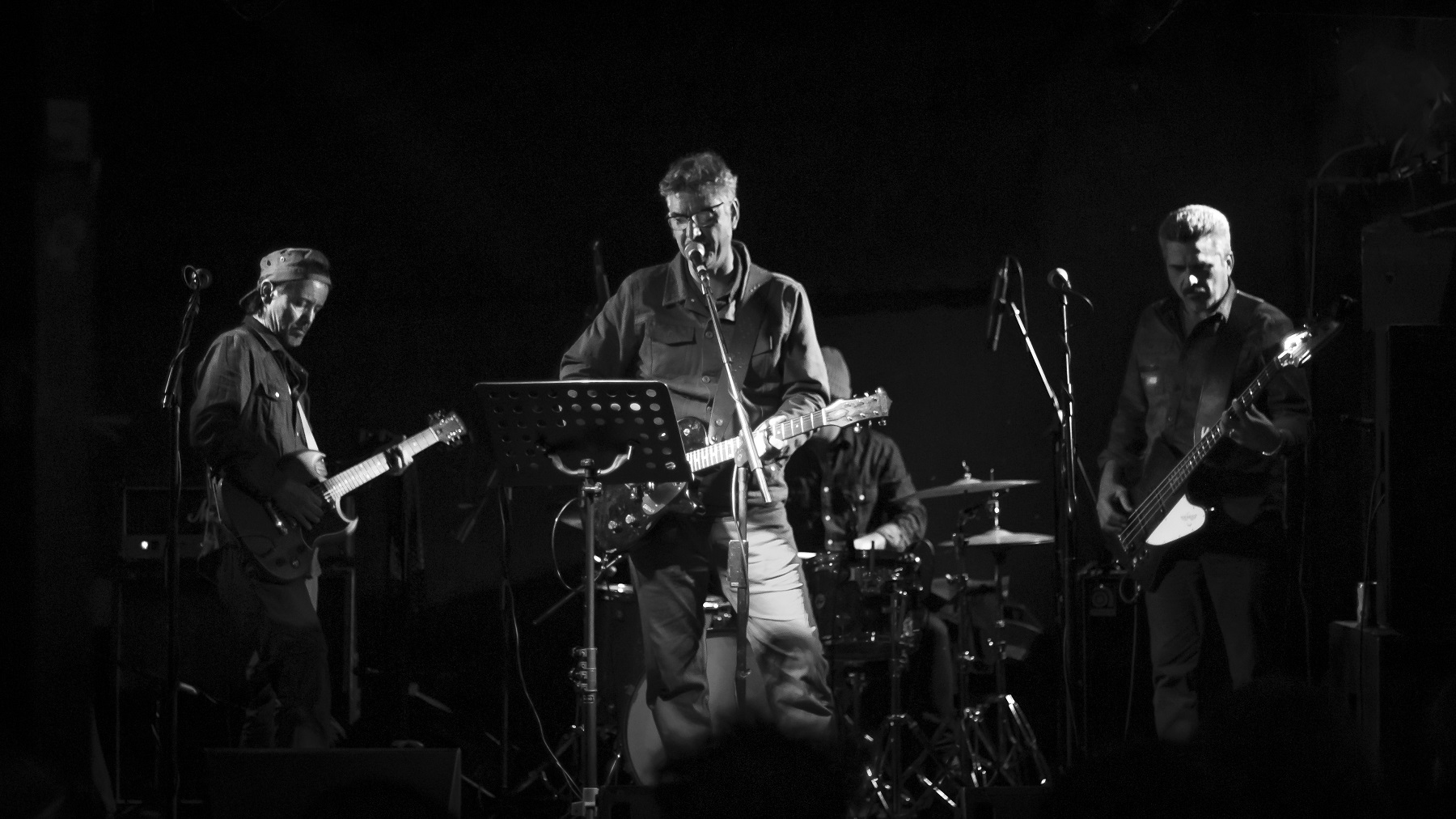 González y Los Asistentes - Casa de Salud