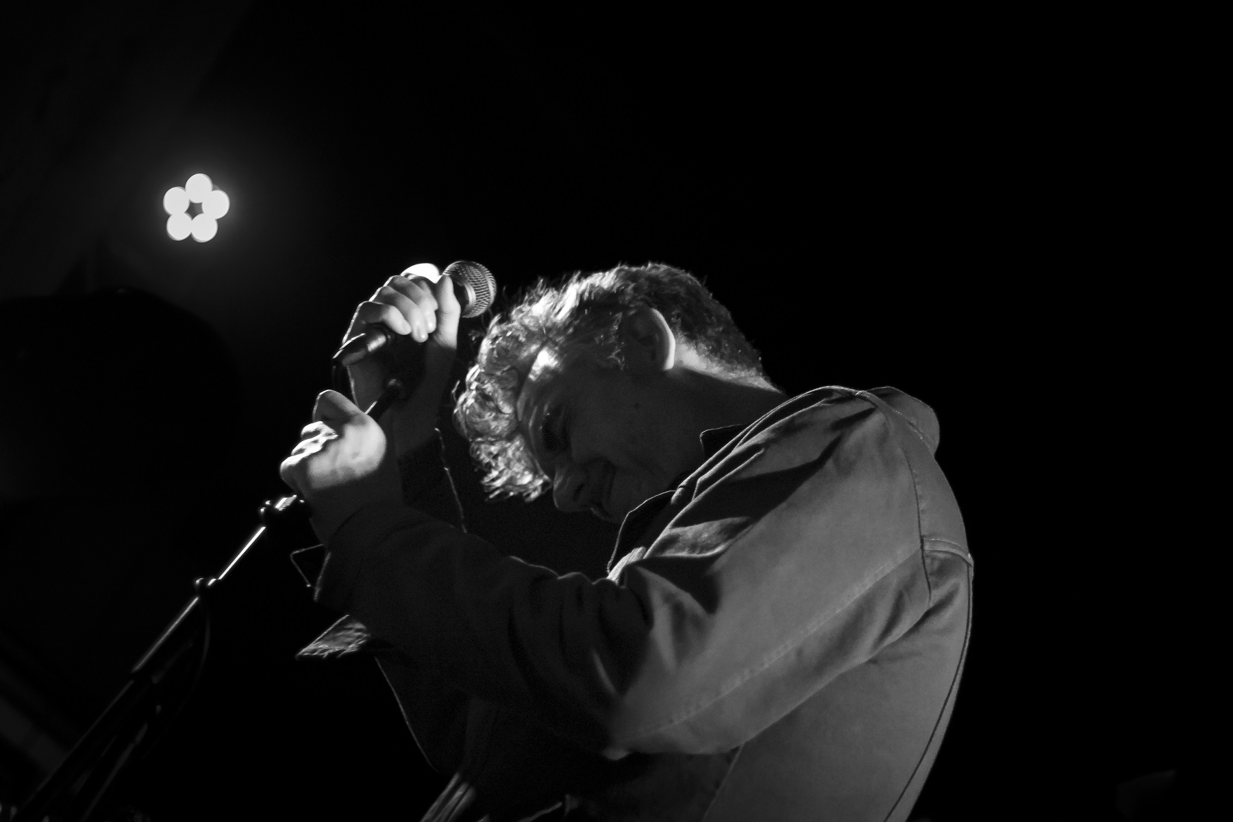 González y Los Asistentes - Casa de Salud