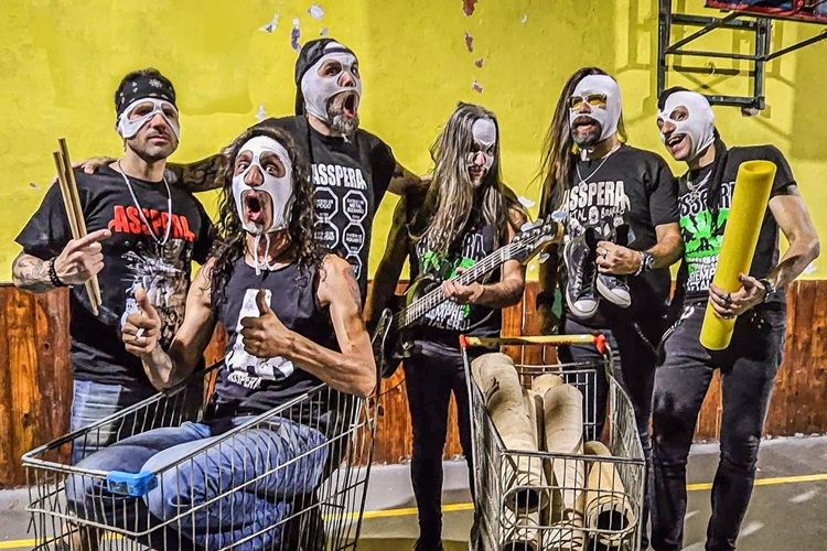 Metal bizarro y s�tira extrema: Asspera debutar� en Chile