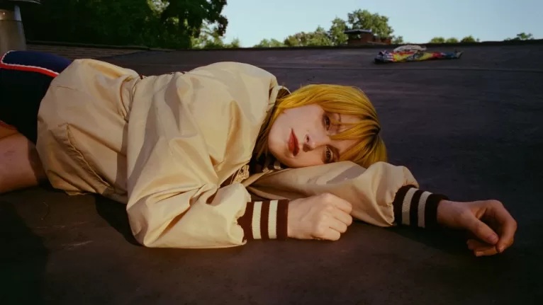 Hayley Williams continúa presentando nueva música: 'Good Ol' Days'