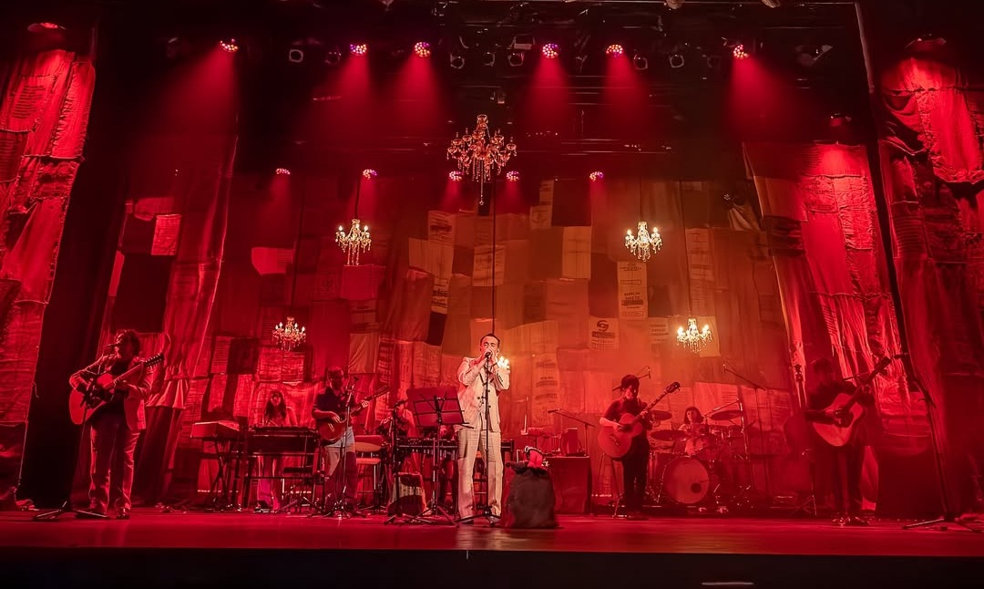 Los Bunkers: Viaje acústico que vibra a la velocidad de la luz