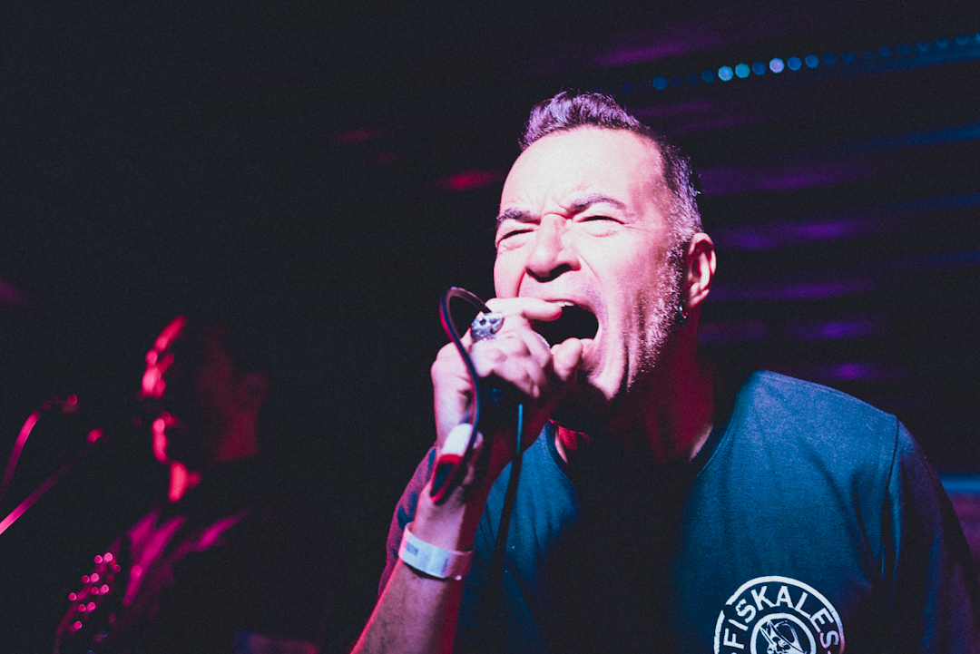 Fiskales Ad-Hok: La fuerza del Punk que nunca muere