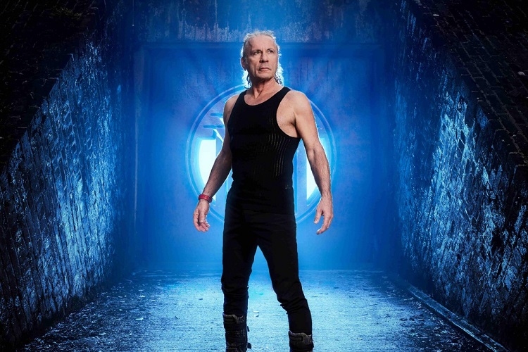 Bruce Dickinson: "No planeo retirarme de la vida"