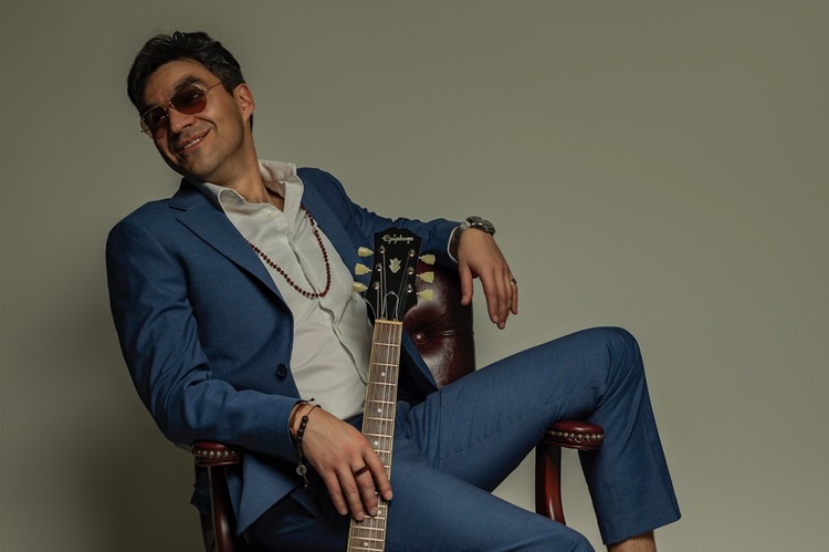 Músico chileno Nico Barberan comparte escenario con Buddy Guy en Estados Unidos