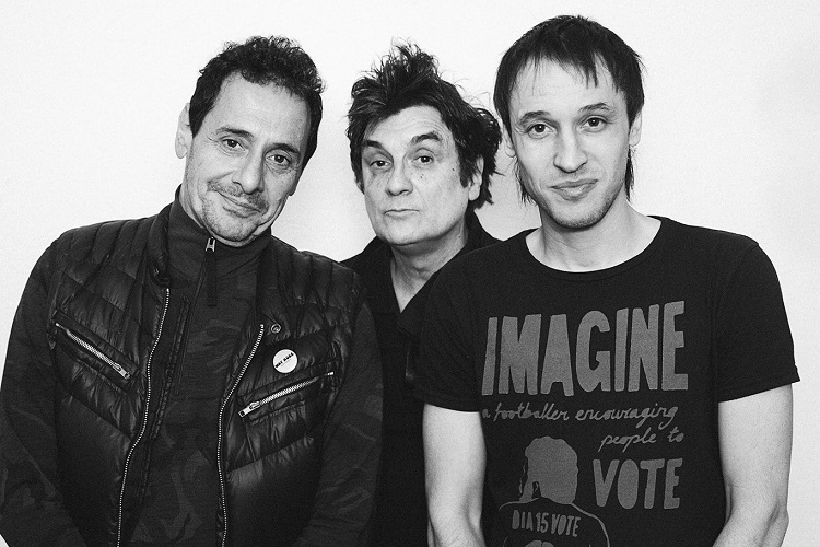 Divididos: Vamos lavando las remeras