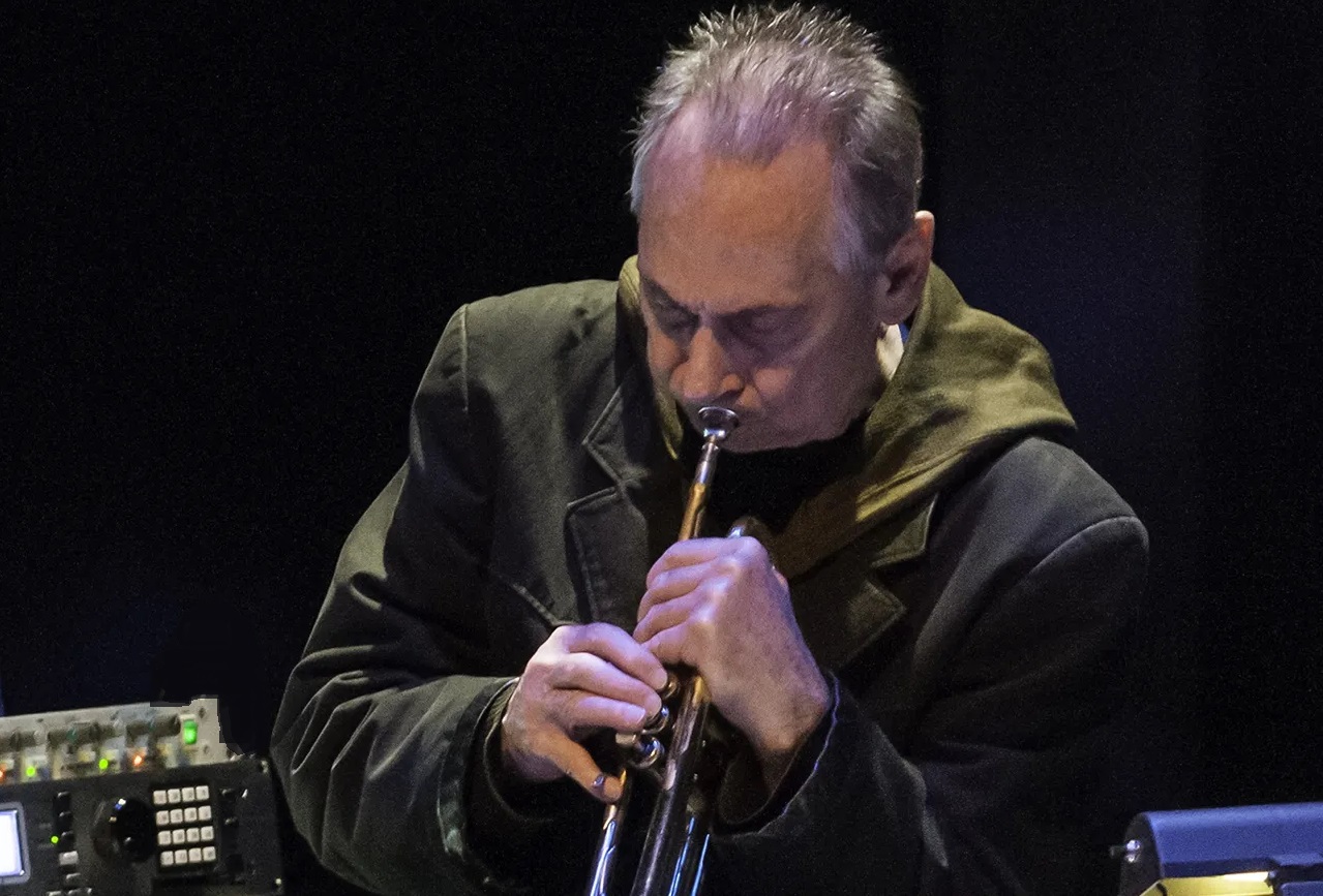 ''Music Is Invisible (Pentimento Volume Three)'': agendan disco póstumo de Jon Hassell