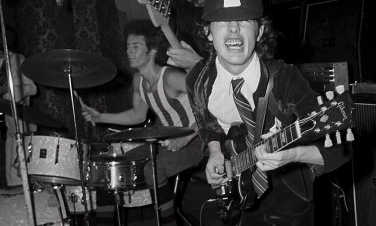 AC/DC: Liberan mini documental sobre sus primeros d�as