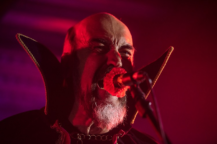 Bulldozer: Sombrías fuerzas diabólicas se toman la noche