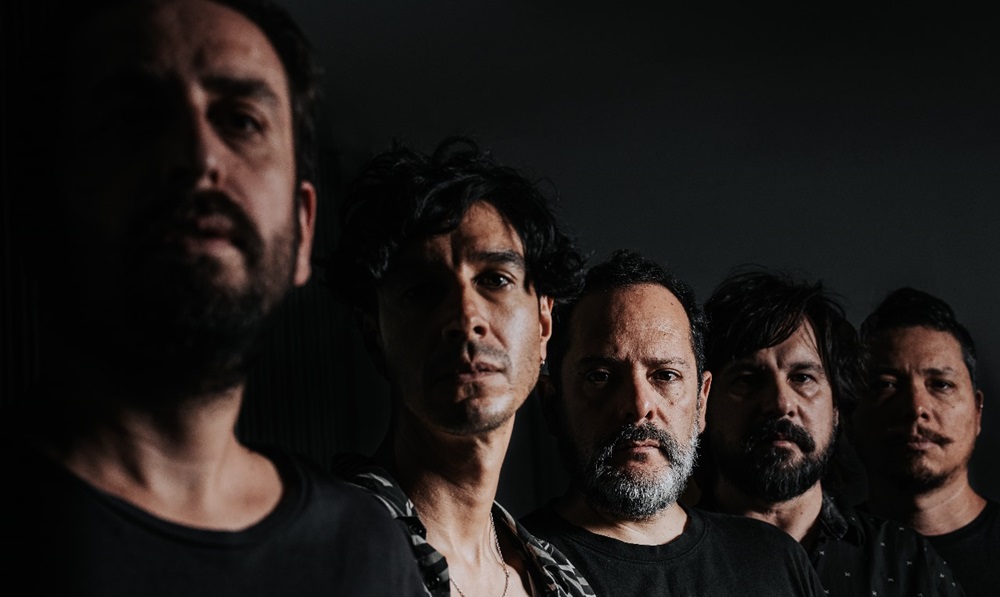 Jirafa Ardiendo: entre fierros y piel