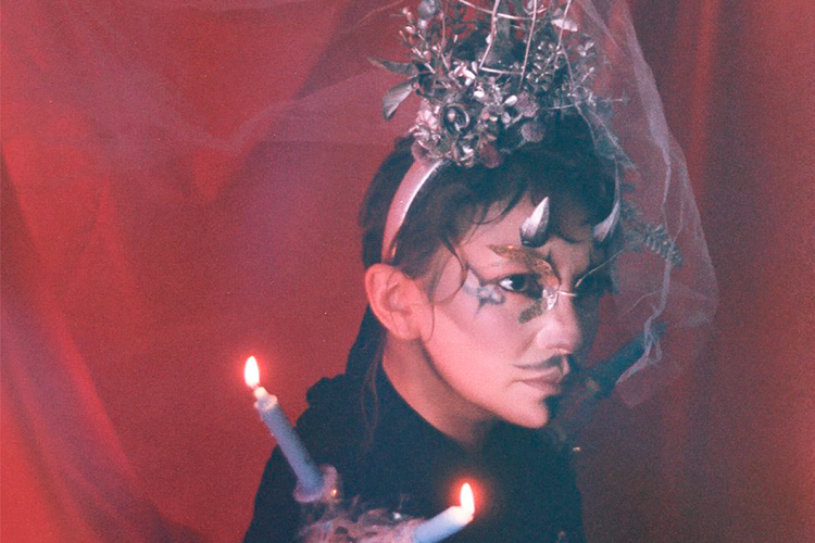 Chini.png: Sin medir palabras