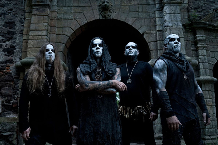 Behemoth incendia Halloween con 