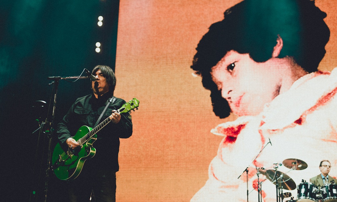 Los Tres: Una pared de recuerdos y una espada de melodías