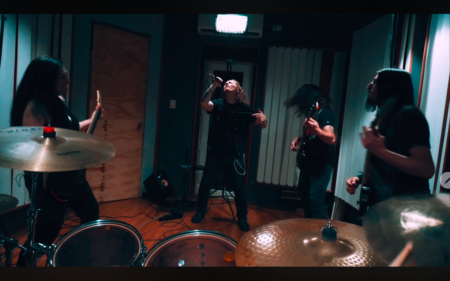 Hidalgo versiona a Korn junto a Nico Borie