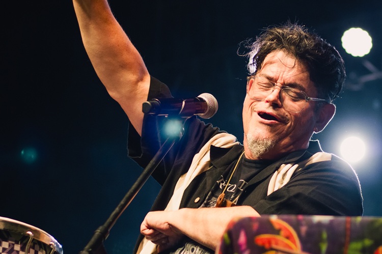 Joe Vasconcellos: Cantar lo que hay que cantar