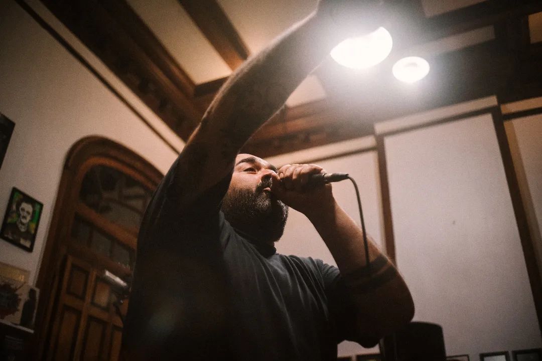 Sastre y Apache: transitando el folclor experimental