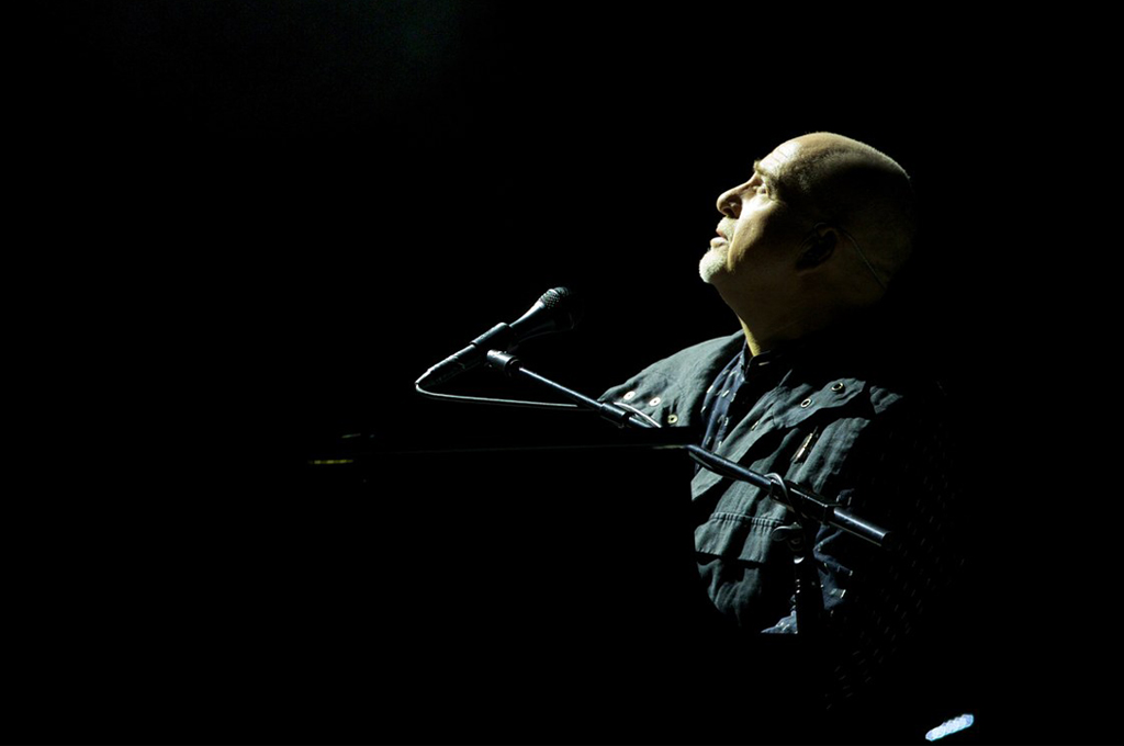 Peter Gabriel celebra la luna azul con una nueva canción