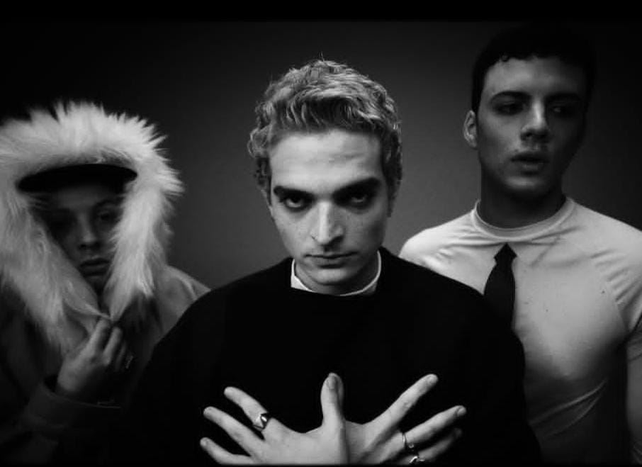 Presentando su nuevo álbum: Usted Señalemelo regresa a Chile