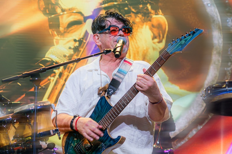 Joe Vasconcellos: un "Toque" de identidad, fiesta y conciencia