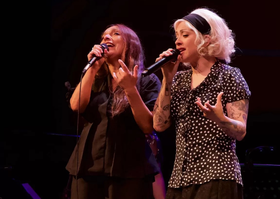 Javiera Parra y Mon Laferte homenajean en vivo a Violeta Parra