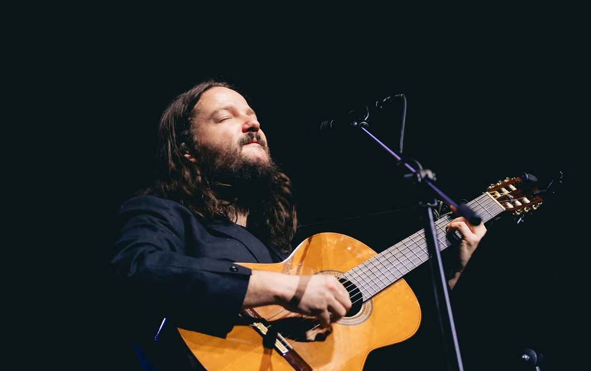 Abrazo sonoro: Nano Stern presenta su nueva canción