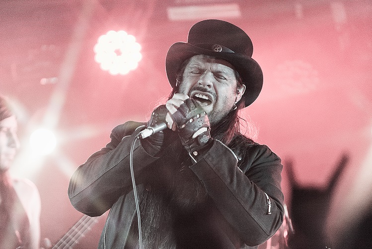 Neil Turbin: La nostalgia no es todo