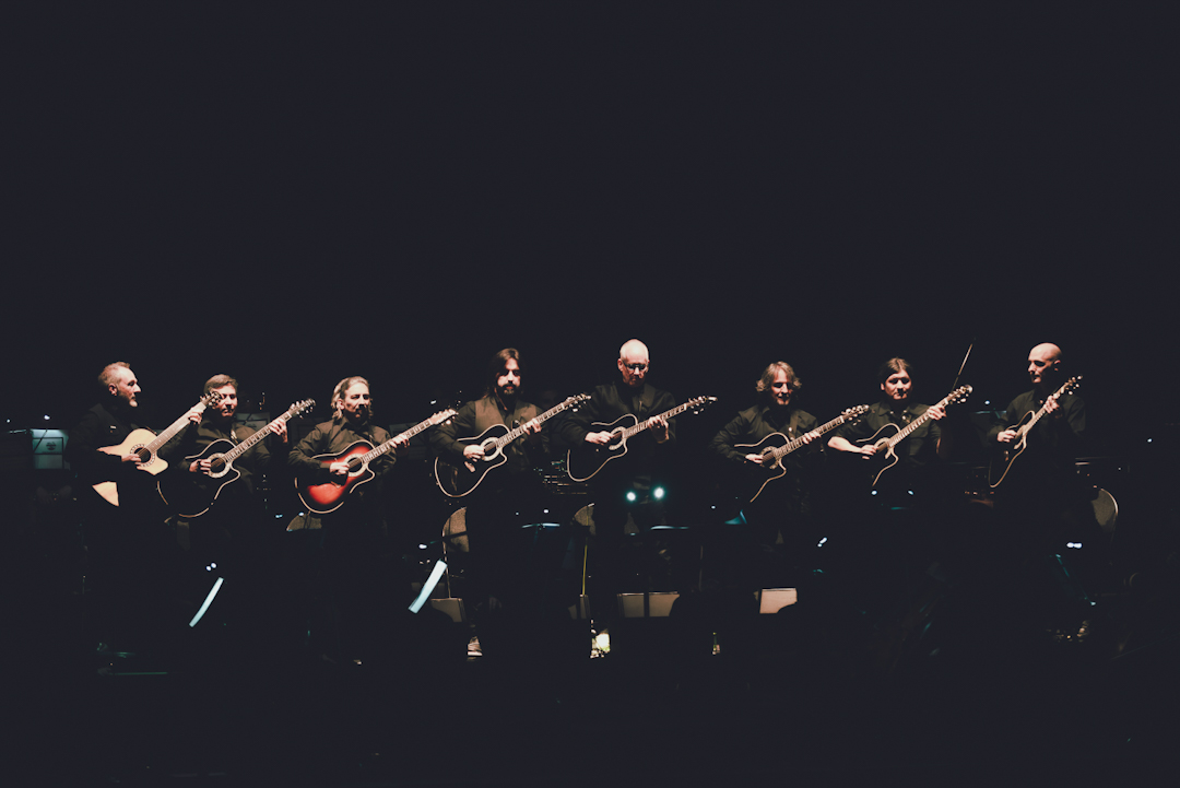 The League of Crafty Guitarists & Orquesta de Cámara de Santiago: circulaciones y curvas peligrosas