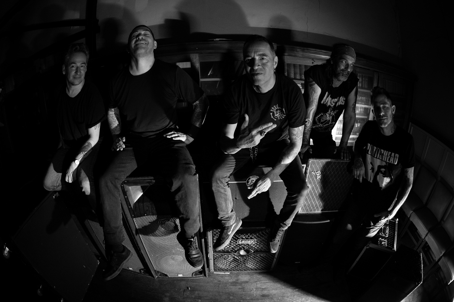 Fiskales Ad-Hok lanza el video de 'Amanecida'