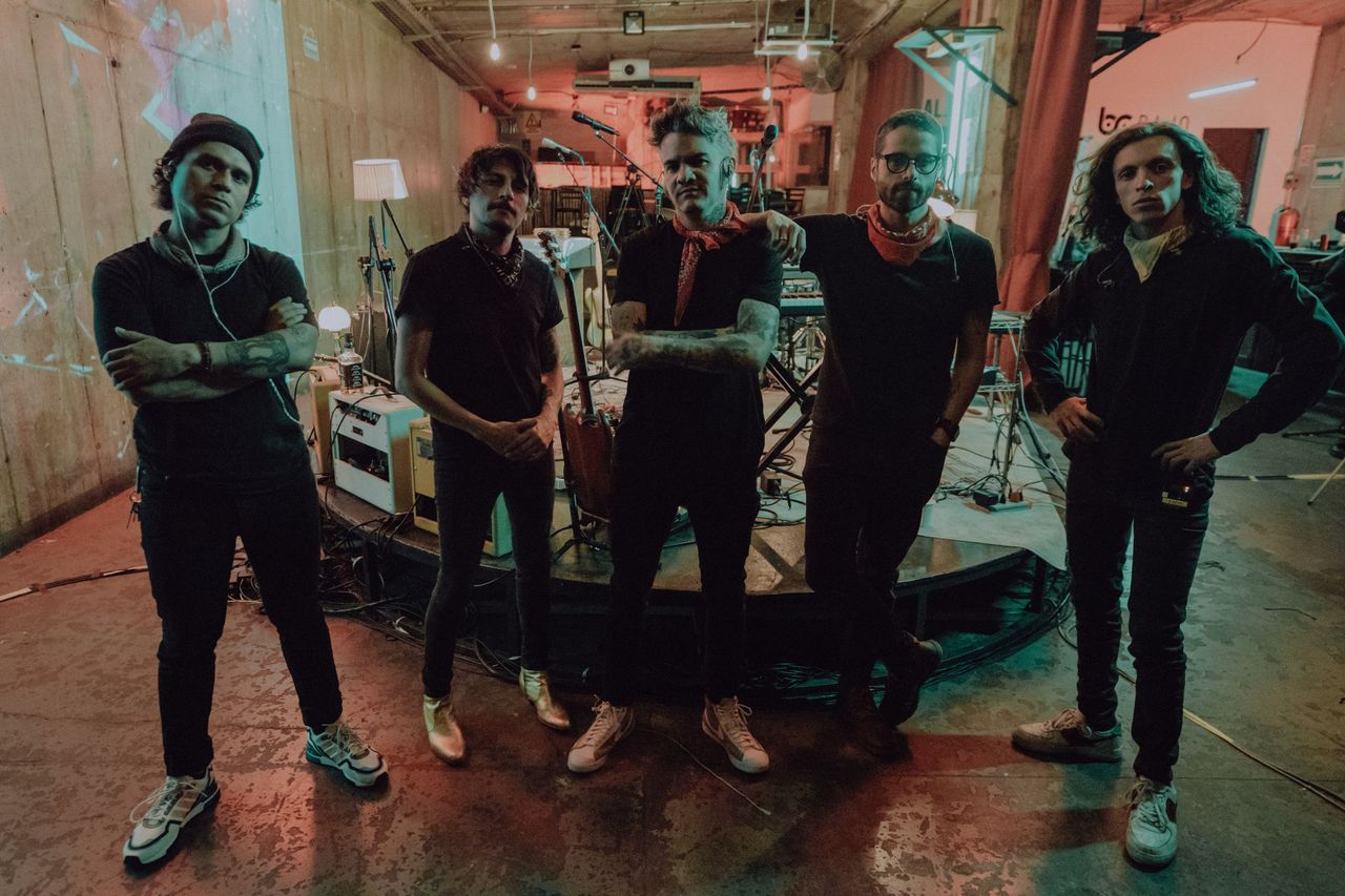 Diamante Eléctrico: Los chicos de vuelta al bar