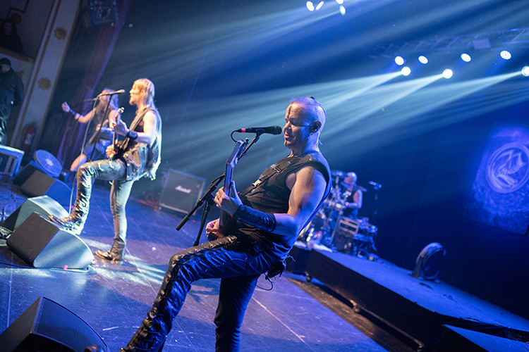 Ensiferum: Una batalla épica de riffs escandinavos