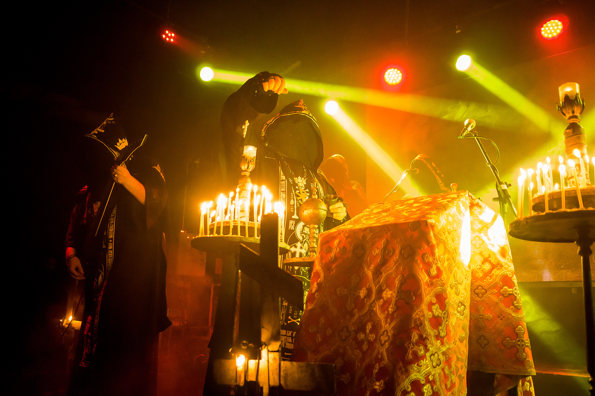 Batushka ofició su misa negra en Sala Metrónomo