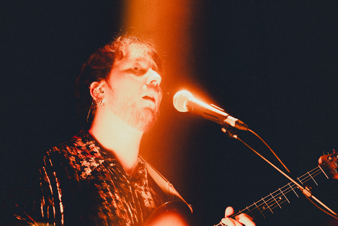 Asia Menor y Niños del Cerro: Desasimiento para florecer