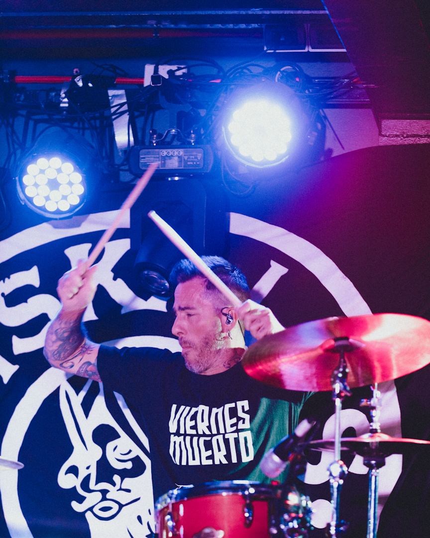 Fiskales Ad-Hok: La fuerza del Punk que nunca muere