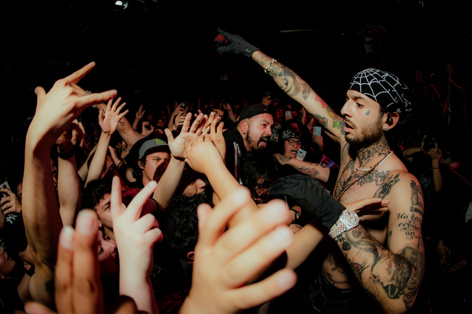 Ladrones: Corridos y metal sin límites