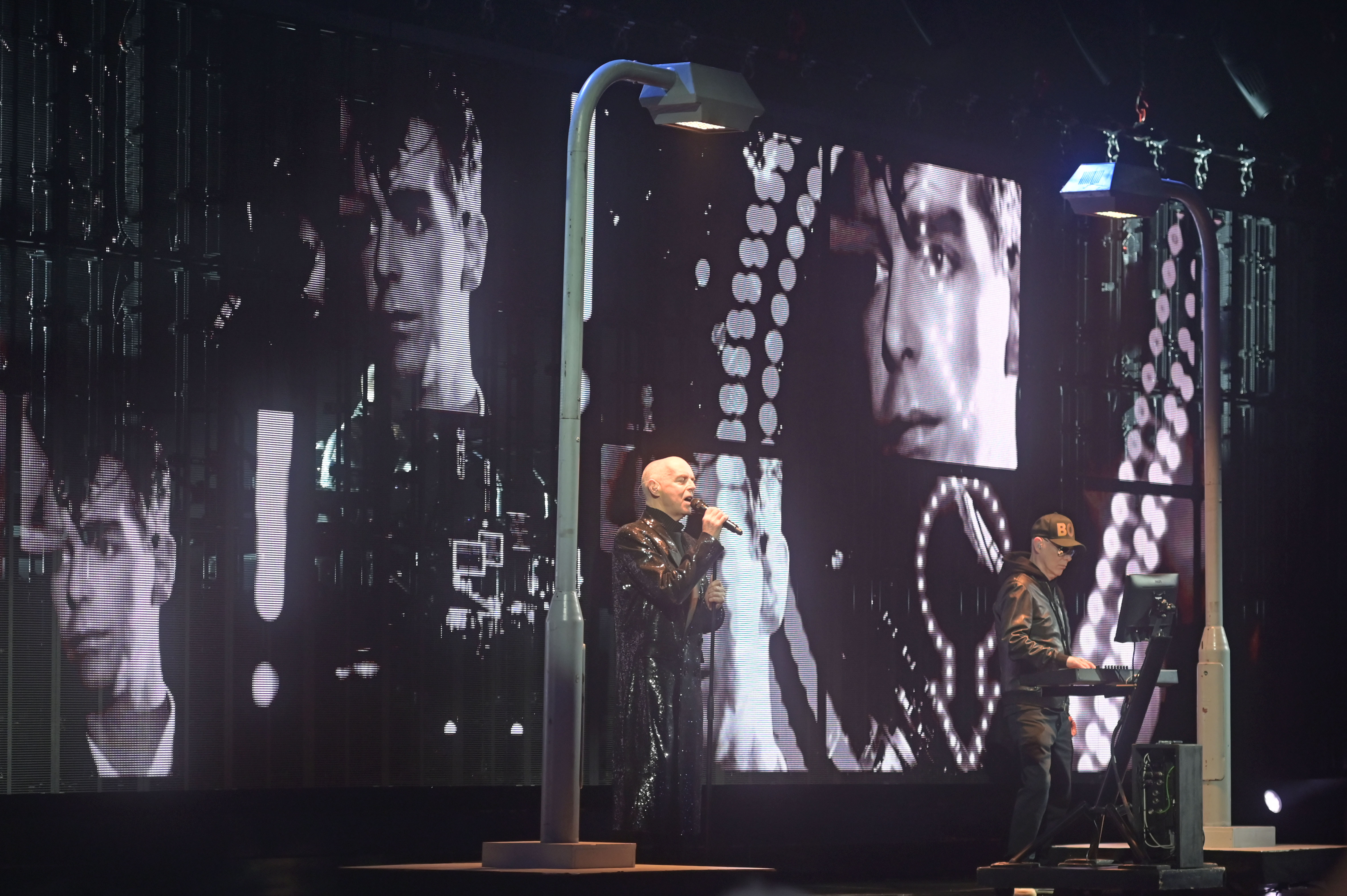 Pet Shop Boys: Cuando el pop sofisticado se transforma en espectáculo mayor